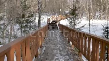 狭窄的棕色木桥与峡谷上的楼梯运动
